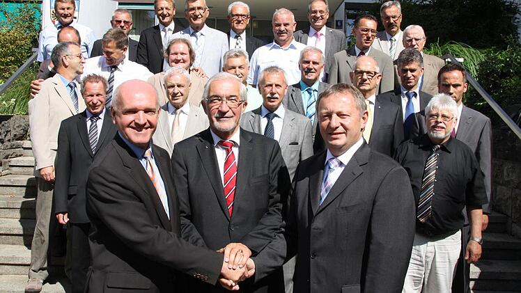 Die Landräte Thomas Habermann (links) und Thomas Bold (rechts) sowie Regierungspräsident Paul Beinhofer (Mitte) und 22 Bürgermeister besiegelten die Erweiterung des Biosphärenreservats. Fotos: Ralf Ruppert