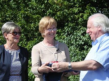 Schulleiterin Renate Leive (Mitte) verabschiedete zwei "Altgediente": stellvertretenden Schulleiter Günther Helmreich und Sekretärin Doris Schwarz. Foto: Veronika Schadeck