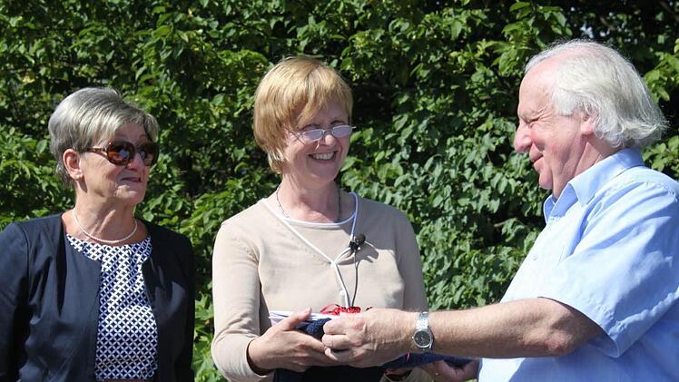 Schulleiterin Renate Leive (Mitte) verabschiedete zwei "Altgediente": stellvertretenden Schulleiter Günther Helmreich und Sekretärin Doris Schwarz. Foto: Veronika Schadeck