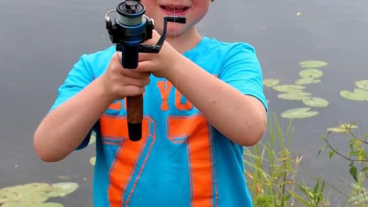 Jannik ist stolz auf seine Rotfeder  Foto: Johanna Blum