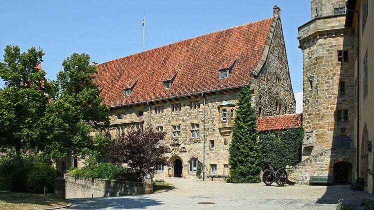 Vor einigen Jahren wurde der rankende Efeu entfernt, der den sogenannten Carl-Eduard-Bau großflächig bedeckt hatte. Zu den Exponaten in diesem Gebäude zählt die Sammlung venezianischer Gläser.