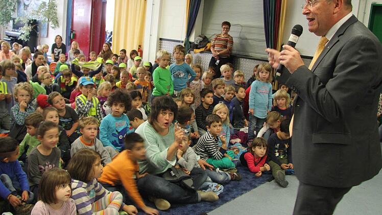 Am Weltkindertag ging es nicht nur die Rechte, sondern auch darum, den Kindern ein bisschen Freude zu bereiten. Oberbürgermeister Henry Schramm sang und tanzte mit den Kids