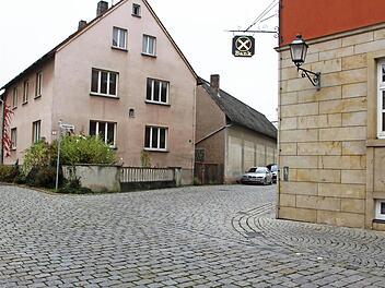 Das Areal um das Metznerhaus (links) wird neu gestaltet und die Hauptstraße nach Westen hin teilverlegt. Rechts die Ecke des Raiffeisenbankgebäudes Fotos: Elke Pieger