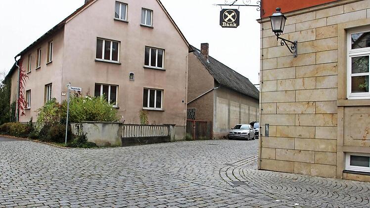 Das Areal um das Metznerhaus (links) wird neu gestaltet und die Hauptstraße nach Westen hin teilverlegt. Rechts die Ecke des Raiffeisenbankgebäudes Fotos: Elke Pieger