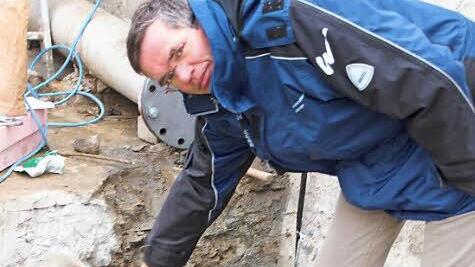 Hartmut Holzheimer zeigt ein altes Brunnenrohr, das getrennt wurde und bald erneuert wird. Foto: Benedikt Borst
