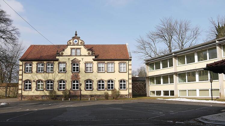 Eine bleibt, eine muss weg: Die historische Rückertschule (links) soll Heimat der Bücherei werden, die Pestalozzischule passt hingegen gar nicht ins Schlossplatz-Ensemble. Foto: Berthold Köhler