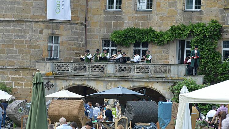 Die Parforce-Horn-Bläsergruppe aus der Balustrade.Foto: Ronald Rinklef