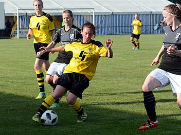 Der SC Oberreichenbach um Marie Rader (am Ball), die es hier mit Carina Ebenhack (re.) und  Sandra Benesch aufnahm, verlangte dem SV Hetzles alles ab, ging mit den Chancen aber verschwenderisch um   spielte nur 1:1-Unentschieden.herzopress