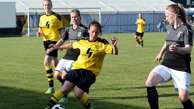 Der SC Oberreichenbach um Marie Rader (am Ball), die es hier mit Carina Ebenhack (re.) und  Sandra Benesch aufnahm, verlangte dem SV Hetzles alles ab, ging mit den Chancen aber verschwenderisch um   spielte nur 1:1-Unentschieden.herzopress