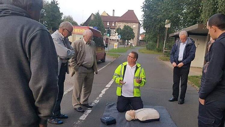 Matthias Fuchs von den First Respondern Dormitz bei einer Defi-Unterweisung in Neunkirchen am Brand. Foto: Feuerwehr Neunkirchen am Brand