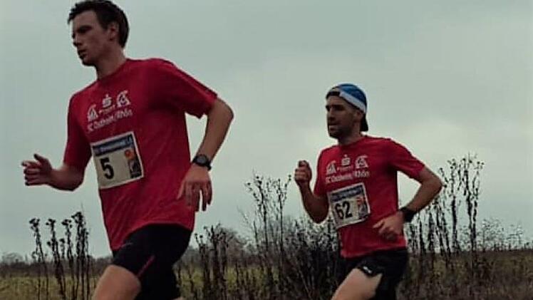 Im Gleichschritt gemeinsam unterwegs, die beiden Streckenschnellsten Rhys Bishop (vorne) und Sven Perleth vom SC Ostheim. Wolfgang M&uuml;ller