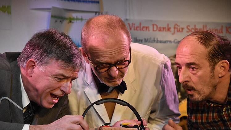 So ein Pilz will auch unterhalten werden: Deswegen besingen ihn (von links) die Herren Lochner (R&uuml;diger Baumann), Dr. Hiddenkamp (Siggi Michl) und Albert Abel (Robert Eller).Uschi Prawitz