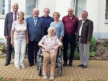 Ilse Söllner (vorne) feierte 95. Geburtstag. Zu den Gratulanten zählten auch (von links) Bürgermeister Timo Ehrhardt, Gisela Müller (Kneipp-Verein Lauenstein), stellvertretender Landrat Bernd Steger, Siegfried Scheidig, Manja Hünlein, Heimleiter Peter Schulz sowie der Vorstandsvorsitzende, Altbürgermeister Gert Bayerlein. Foto: Heike Schülein