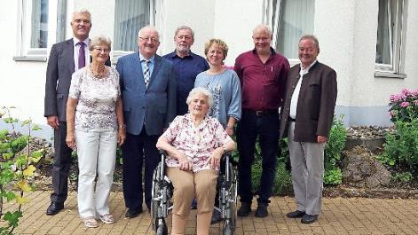 Ilse Söllner (vorne) feierte 95. Geburtstag. Zu den Gratulanten zählten auch (von links) Bürgermeister Timo Ehrhardt, Gisela Müller (Kneipp-Verein Lauenstein), stellvertretender Landrat Bernd Steger, Siegfried Scheidig, Manja Hünlein, Heimleiter Peter Schulz sowie der Vorstandsvorsitzende, Altbürgermeister Gert Bayerlein. Foto: Heike Schülein