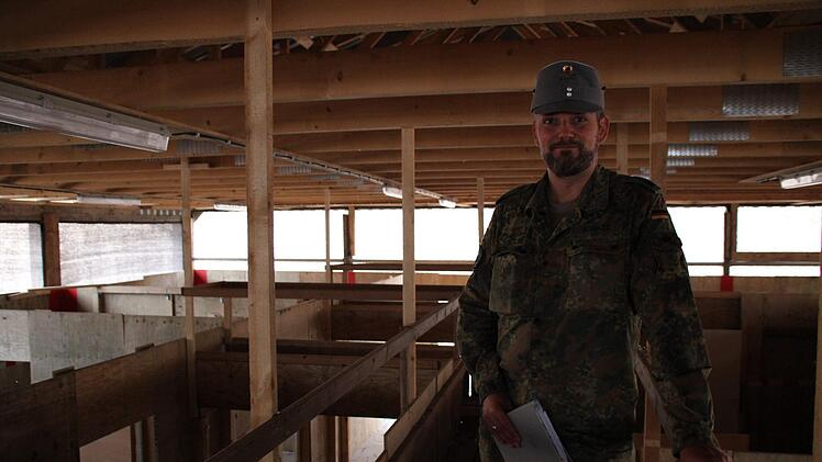 Im Gebäude üben Soldaten, sich Raum für Raum vorzuarbeiten. Von oben - hier steht Oberstleutnant Kai Schulze für das Bild - lässt sich das Szenario beobachten. Foto: Ulrike Müller