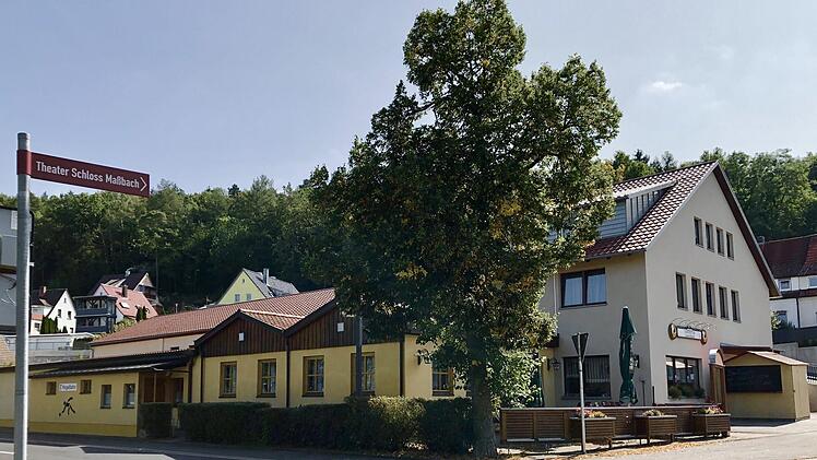 Die Lauertalhalle ist bis auf weiteres die bespielte Heimat des Maßbacher Theaters. Hier lassen sich die Corona-Regeln besser umsetzen als im kleinen Intimen Theater. Aber sobald sich die Situation normalisiert und die Beschränkungen aufgehoben werden, kann wieder die eigene Bühne bespielt werden.   Foto: Gerhild Ahnert
