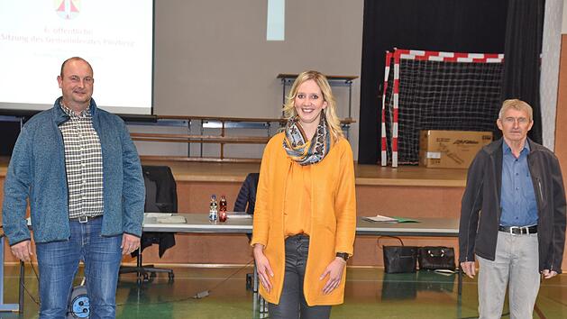 Die Vereidigung der Feldgeschworenen (v. l.): Mario Kaul, Bürgermeisterin Elisabeth  Simmerlein und  Werner Neeth      Foto: Karl Heinz Wirth