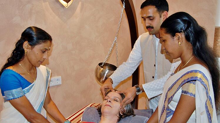 Dr. Jobin Joy Madukkakuzhy (Kerala) mit seinen indischen Therapeutinnen bei der Behandlung einer Patientin. : Archiv Sigismund von Dobschütz