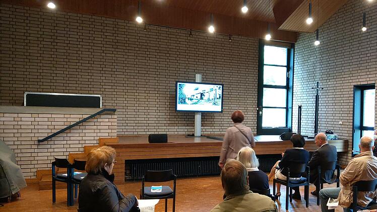 Der Gottesdienst wurde live gestreamt und konnte im Gemeindesaal neben dem Kirchenraum verfolgt werden. Foto: Simone Bastian