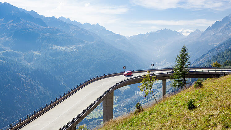 Schweiz Transitgeb&uuml;hr Bergstra&szlig;e Alpenstra&szlig;e Durchfahrtsabgabe Vignette Urlauber Deutschland Italien-Reise Gotthardtunnel Nationalrat Parlament Maut Reisekosten Alpen&uuml;bergang Nord-S&uuml;d-Route Verkehr Sommerurlaub Ferienverkehr Kostensteigerung Durchgangsverkehr Schweizer Alpen Autobahn Urlaubsplanung San-Bernardino Simplonpass Verkehrsinfrastruktur Kennzeichenerkennung Grenz&uuml;bergang ADAC Bundesrat