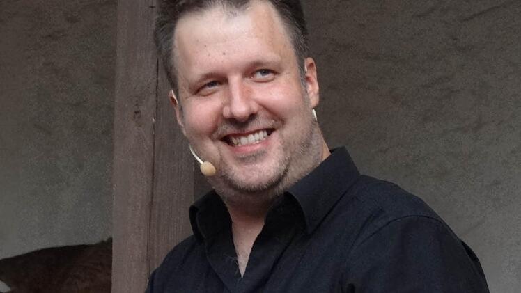 Der in Fürth lebende Club-Fan Michael A. Tomis hat es aufgrund der genannten Konstellation nicht leicht im Leben. Für Ebern packte er seine besten Nummern ein, doch leider ließ er sie ganz zufällig daheim liegen. Trotzdem war sein Auftritt oscarreif!