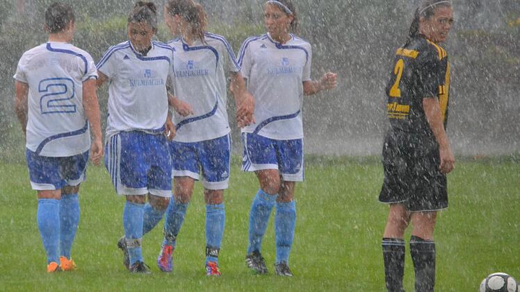 Sieht aus wie Schnee, ist aber tatsächlich ein heftiger Platzregen: Der TSV Brand (weiß-blaue Trikots) musste im Bezirksoberliga-Spiel gegen den FV Dittenheim mit widrigen Bedingungen kämpfen, feierte aber beim 2:0 den ersten Sieg im zweiten Saisonspiel. Foto: TSV Brand