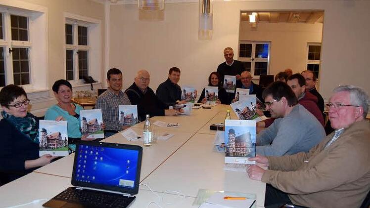 Lob erhielt die neue Gemeindebroschüre vom Marktgemeinderat bei seiner letzten Sitzung.  Foto: Andreas Welz