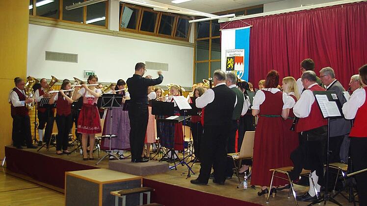 Beim abschließenden "Kein schöner Land" wurde es mit 90 Musikern auf der Bühne eng.  Foto: Heike Schülein