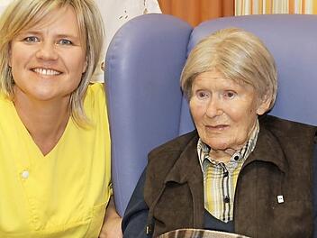 Pflegerin Anna Wojnowska mit Barbara Schmidt Foto: Carmen Schwinn