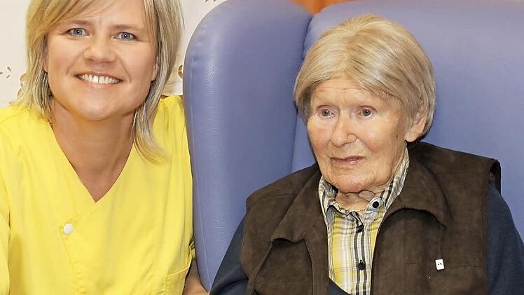 Pflegerin Anna Wojnowska mit Barbara Schmidt Foto: Carmen Schwinn