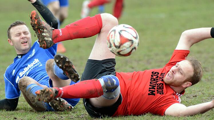 Auch gegen die SpVgg Heroldsbach (blaue Trikots) stellte Imam Ramadan Chousein (r.) seine Torj&auml;gerqualit&auml;ten in der Kreisklasse 1 ER/PEG unter Beweis: Der St&uuml;rmer des ASV H&ouml;chstadt erzielte den 2:1-Siegtreffer.  Foto: herzopress