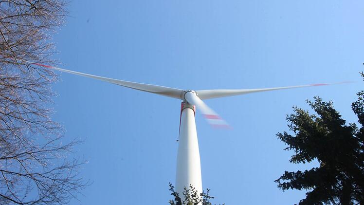 Mit verminderter Leistung läuft dieses Nüdlinger Windrad. Das andere steht derzeit still. Bis der Schaden behoben sein wird, kann es Juni werden. Foto: Heike Beudert