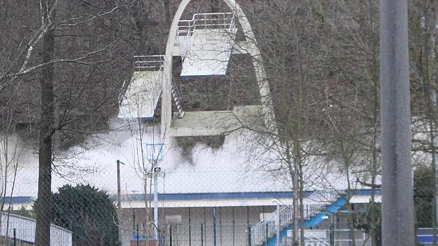 Am 19. M&auml;rz explodiert die Sprengladung, und der Sprungturm des Kulmbacher Freibads f&auml;llt um wie ein Baum. Foto: Stephan Tiroch