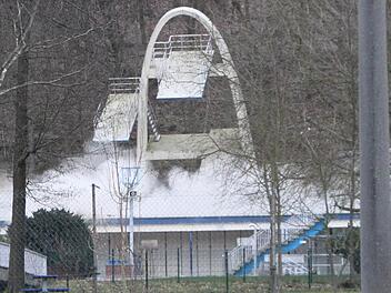 Am 19. März explodiert die Sprengladung, und der Sprungturm des Kulmbacher Freibads fällt um wie ein Baum. Foto: Stephan Tiroch