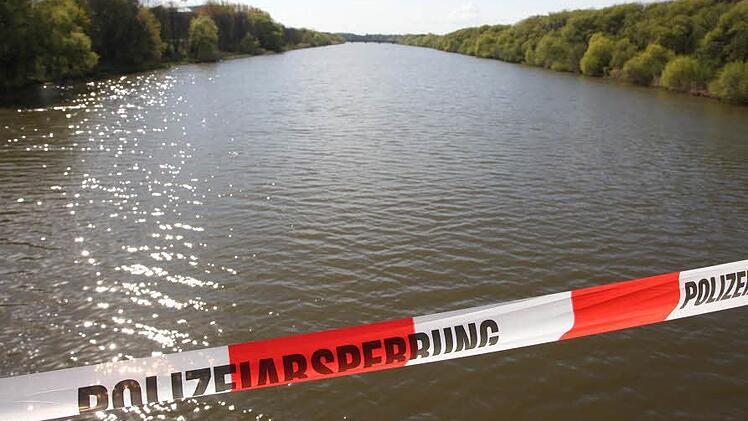 Ein Passant fand am Dienstag einen lebenlosen Körper im Main und löste damit einen Polizeieinsatz aus. (Symbolfoto: Archiv)
