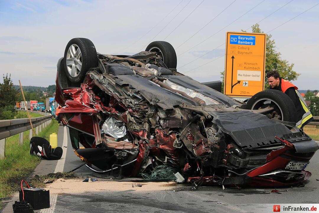 Schwerer Unfall in Kulmbach: Auto überschlägt sich auf B289