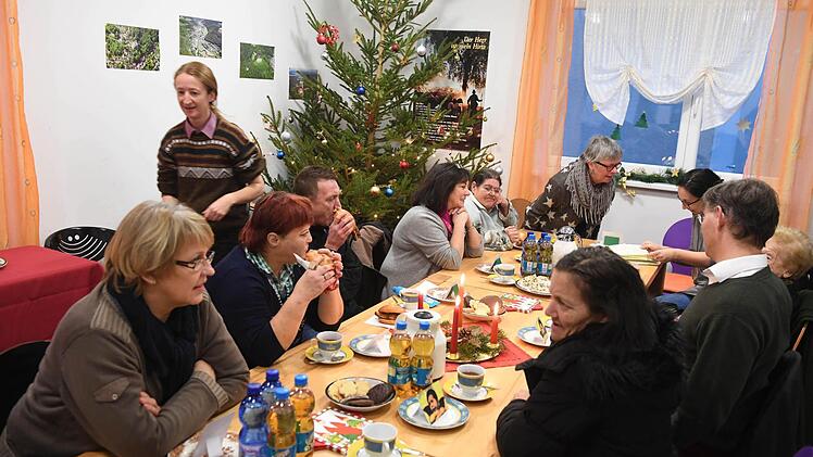 Weihnachtsstimmung im Gemeinschaftsraum der Obdachlosen am Eggolsheimer Weg Foto: Ronald Rinklef