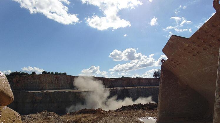 Die Sprengung ist passiert. Foto: Petra Malbrich