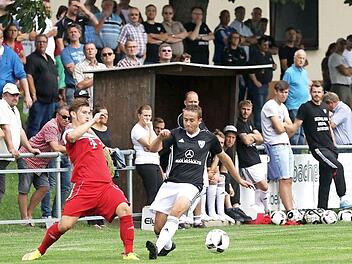 Das Sonnefelder "Eigengewächs" Louis Kappenberger (weiße Hose) machte seine Sache als Rechtsverteidiger in der Viererkette beim Auftaktspiel gegen den FSV Bayreuth (2:4) recht ordentlich. Heute will der 22-Jährige mit seinem Team die ersten Punkte in der noch jungen Landesliga-Saison einfahren. Derby-Anpfiff beim VfL Frohnlach ist um 19 Uhr. Foto: Timo Geldner