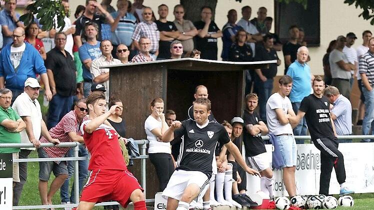 Das Sonnefelder "Eigengewächs" Louis Kappenberger (weiße Hose) machte seine Sache als Rechtsverteidiger in der Viererkette beim Auftaktspiel gegen den FSV Bayreuth (2:4) recht ordentlich. Heute will der 22-Jährige mit seinem Team die ersten Punkte in der noch jungen Landesliga-Saison einfahren. Derby-Anpfiff beim VfL Frohnlach ist um 19 Uhr. Foto: Timo Geldner