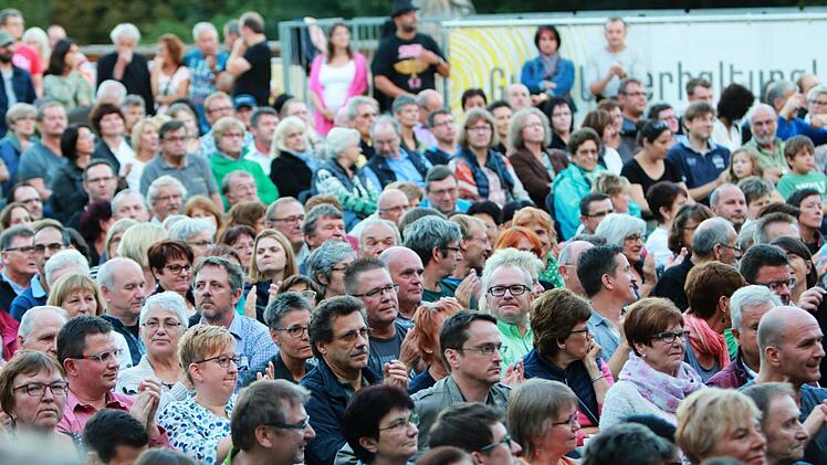 Wie Hans-Jürgen Buchner und seine Band Haindling ihr Konzert beim Tambacher Sommer zum ebenso gelungenen wie nachdenklich stimmenden Abend werden lassen.