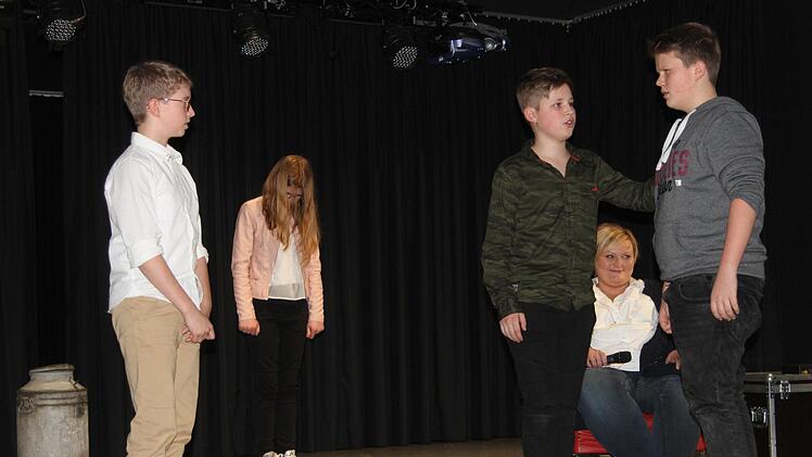 Eine Szene auf dem Kindergarten, wo man unterschiedlichsten kleinen Persönlichkeiten begegnet; Erzieherin Steffi Berninger (auf dem roten Stuhl) verfolgt die Szene.