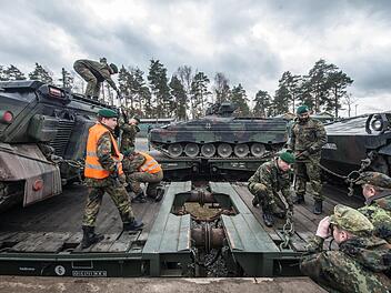 Sch&uuml;tzenpanzer des Typs Marder werden am 21.02.2017 auf dem Truppen&uuml;bungsplatz Grafenw&ouml;hr (Bayern) auf einen Zug verladen. Die Bundeswehr steckt in der Krise. Derweil warnt ein Milit&auml;rbischof vor der "Unterschichtenarmee".  Foto: Armin Weigel/dpa