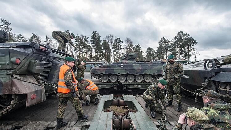 Sch&uuml;tzenpanzer des Typs Marder werden am 21.02.2017 auf dem Truppen&uuml;bungsplatz Grafenw&ouml;hr (Bayern) auf einen Zug verladen. Die Bundeswehr steckt in der Krise. Derweil warnt ein Milit&auml;rbischof vor der "Unterschichtenarmee".  Foto: Armin Weigel/dpa