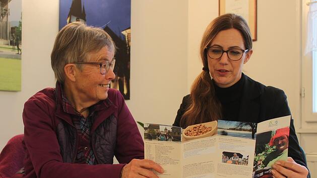 Hildegard W&auml;chter (links) und Anne Maria Schneider unterhalten sich &uuml;ber das neue Programm f&uuml;r die Genusswanderungen.Foto: Stefanie Gleixner