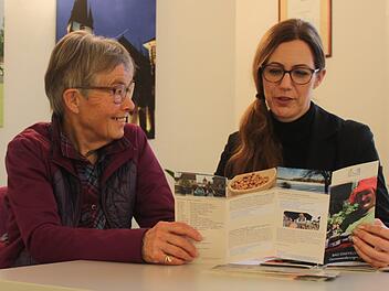 Hildegard Wächter (links) und Anne Maria Schneider unterhalten sich über das neue Programm für die Genusswanderungen.Foto: Stefanie Gleixner