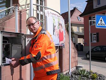 Jeden Freitag entnimmt Werner Übelacker vom Bauhof die Proben an der Luftmessstation am Alten Rathausplatz. Foto: Ulrike Müller