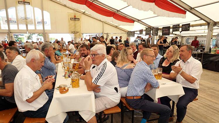 Zum Frühschoppen mit dem "Weisendorfer Soundexpress" waren viele Besucher in das Festzelt gekommen.Richard Sänger