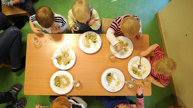 Die Gemeinde Neudrossenfeld l&auml;sst sich die Verbesserung der Kinderbetreuung in Krippe und Schule rund 2,5 Millionen Euro kosten. Symbolfoto: Julian Stratenschulte/dpa