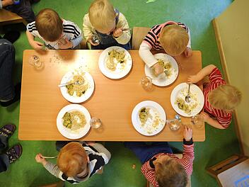 Die Gemeinde Neudrossenfeld lässt sich die Verbesserung der Kinderbetreuung in Krippe und Schule rund 2,5 Millionen Euro kosten. Symbolfoto: Julian Stratenschulte/dpa